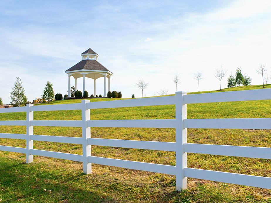 Commercial vinyl fence company in Dallas Georgia
